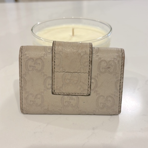 GUCCI Heart Embossed 6 Key Holder in Grey - Picture 2 of 10